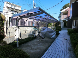【その他共用部分】 | 屋屋根付きの駐輪場で雨が降っても大切な自転車が濡れなくてすみますね♪自転車はちょっとした移動手段に便利ですよね！