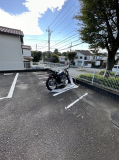 【その他共用部分】 | 敷地内にバイク置き場を完備しています！自転車やバイクがあれば通勤・通学、お買い物にも便利です☆