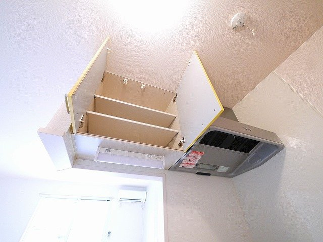 アンテレクテュエルのキッチン|収納もあります