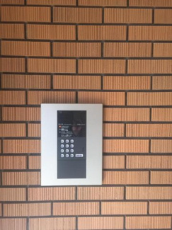 【エントランス】 | 共用エントランスには不審者の侵入を未然に防ぐオートロック付き！防犯対策充実で安心して生活できますね(^^)