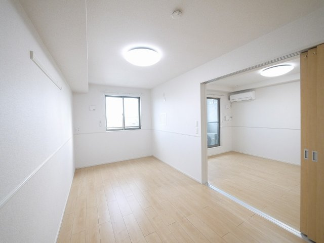 サンシャイン（西九条町）の内装|明るい色調の室内です