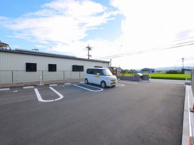 サンシャイン（西九条町）の駐車場|駐車場に車を止められます
