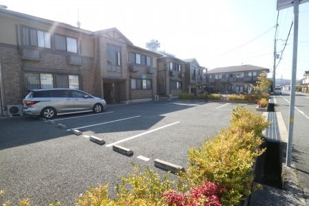 クレストヴィラ　C棟の駐車場