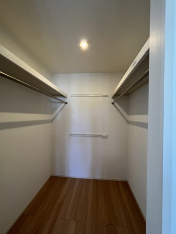 Nオーサの収納|洋室にあるウォークインクローゼット
