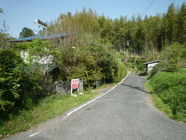 東区瀬戸町坂根　売地の前面道路含む現地写真