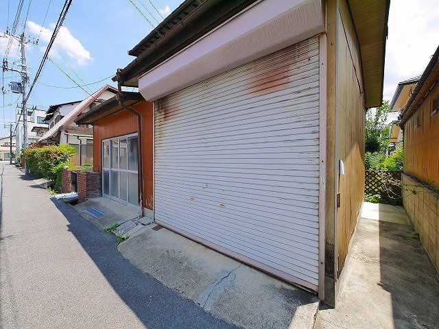 下三橋町貸家の駐車場