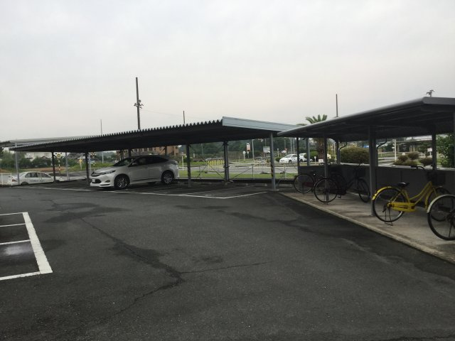 リバティハウス西築地の駐車場