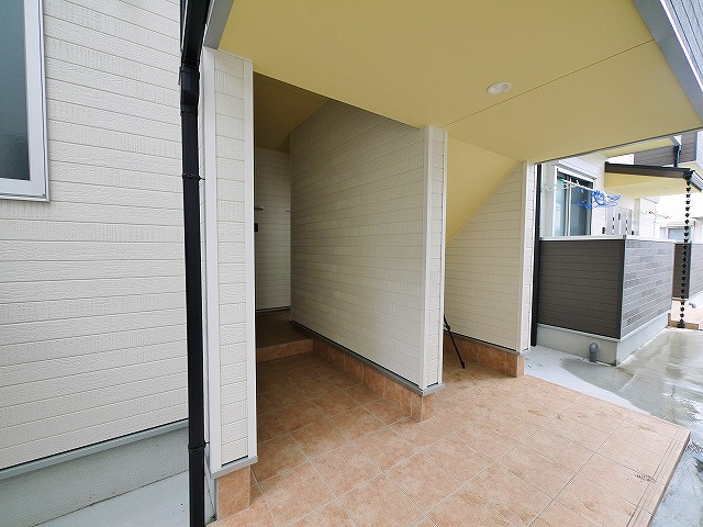 サンライズ尼ヶ辻P-1のエントランス|ゆとりのあるエントランスです