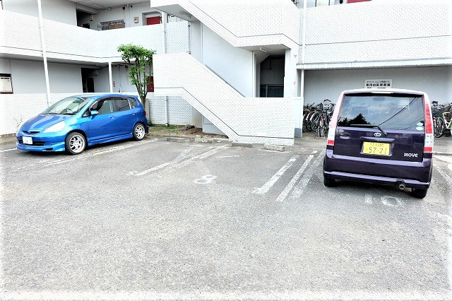ホワイトパレス拝島の駐車場