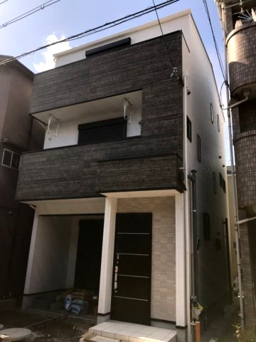 グラッド・タウン五月田の外観|■バルコニー部分に木目調を使用したモダンな外観です■