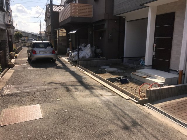 グラッド・タウン五月田の前面道路含む現地写真