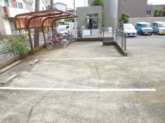 【その他共用部分】 | 屋根付きの駐輪場があるので雨が降っても大切な自転車が濡れません☆駅から自転車もオススメです♪