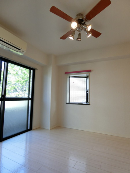 【寝室】 | 中村ビル | 洋室6.5帖☆バルコニーに繋がる角部屋二面採光のお部屋です！エアコン付きで1年中快適に過ごせますね☆