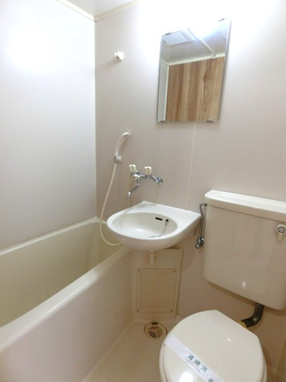 【トイレ】 | 中村ビル | バスルームにあるトイレです！水廻りのお掃除が一気にできちゃいますね☆
