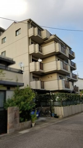 ネオハイツ小牧S棟の外観|2面バルコニーで通風が気持ちいい間取り