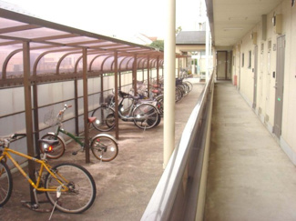 【その他共用部分】 | 屋根付きの駐輪場があるので雨が降っても大切な自転車が濡れません☆駅から自転車もオススメです♪