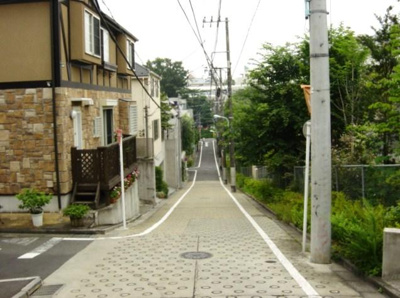 【周辺】 | 上原3丁目一戸建 | 前面道路