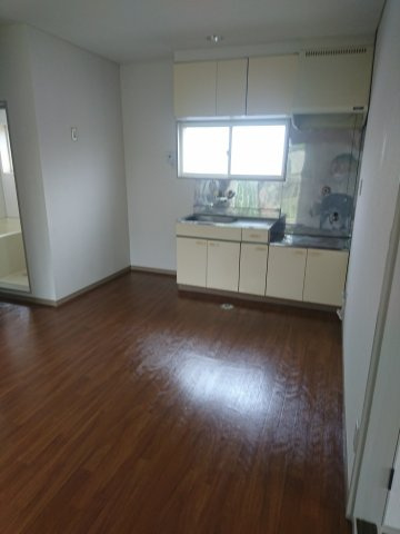 サバービアヨシヨ Ａの居間・リビング|キッチンに窓あり☆