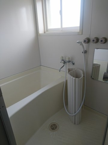 サバービアヨシヨ Ａの浴室|お風呂にも窓があります！