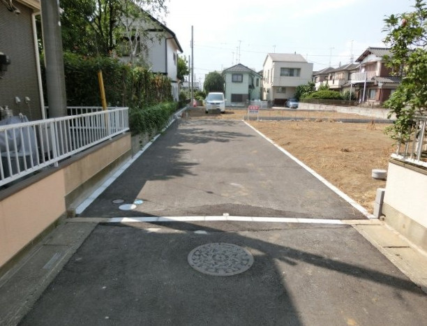 鴻巣市宮前の売地の前面道路含む現地写真|前面道路です。右側が物件になります。