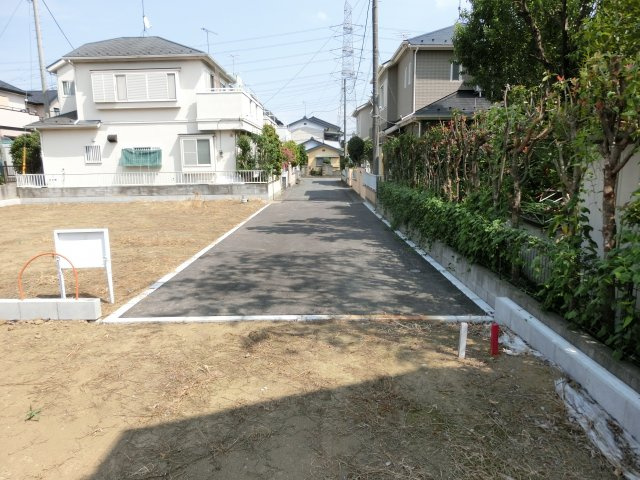鴻巣市宮前の売地の前面道路含む現地写真|前面道路をA区画（ご成約になりました）側から撮影した写真です。物件は左側になります。