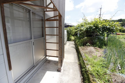 【外観】 | 木津川市加茂町里東大間田　倉庫 | 《南東側入り口》
