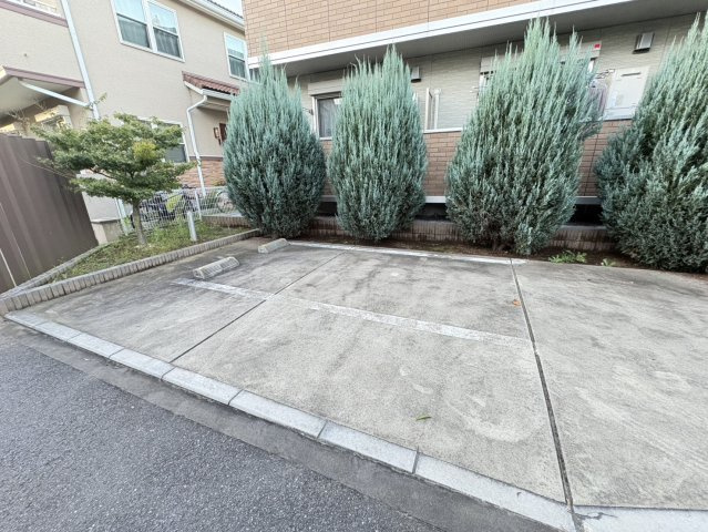 コンフォールの駐車場