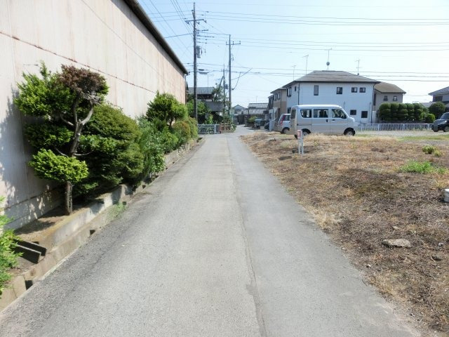 鴻巣市三ツ木の売地の前面道路含む現地写真|前面道路の写真です。対象地は右側です。