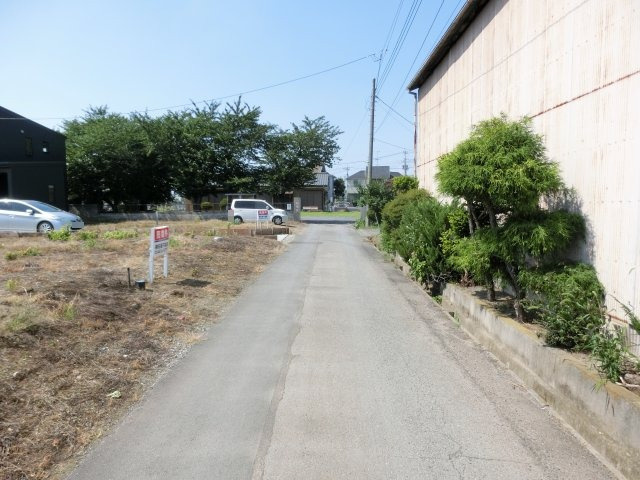 鴻巣市三ツ木の売地の前面道路含む現地写真|前面道路の写真です。対象地は左側です。