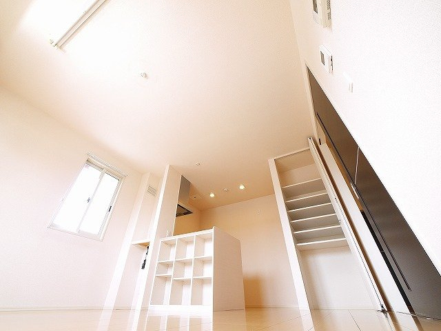 calme villageさいおんじの内装|こちらの居間で趣味の時間をお楽しみください