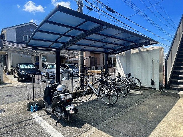 コンフォール奈良南のその他共用部分|ゆったりとした駐輪スペース。