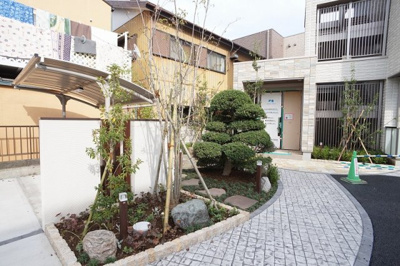 【その他共用部分】 | スタシオン戸田公園 | 敷地内のアプローチ部分です。夜にはライトアップされ癒されます。