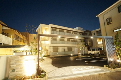 【外観】 | スタシオン戸田公園 | 配置を計算した植栽とライトで人目を惹く物件です。