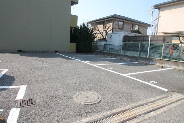 メゾンドールサシダの駐車場