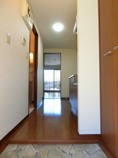 【展望】 | 玄関から室内への景観です☆キッチンの奥に洋室8.3帖のお部屋があります♪