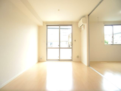 【居間・リビング】 | ピコロモンドA | 日当たり良好！快適に過ごせるエアコン付きです♪