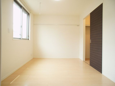 【寝室】 | ピコロモンドA | 便利な室内物干しが付いています♪