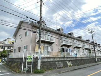 【外観】 | 小田急多摩線「栗平」駅まで徒歩3分！駅近の2階建てアパートです☆スーパーやドラッグストアが近くて便利な住環境です☆