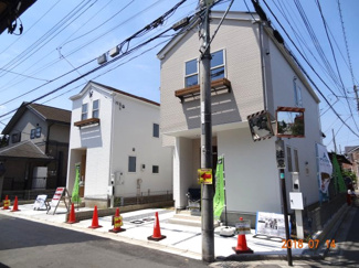 【外観】 | さいたま市緑区エリアでの住まいなら、住み心地も快適な「現地見学会さいたま市緑区三室　地盤20年保証の吹抜け設計＆インナーバルコニー新築デザイン分譲住宅全2棟」おしゃれな外観です