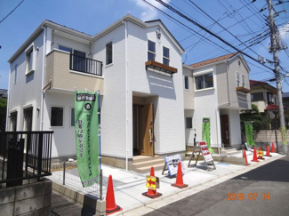 【前面道路含む現地写真】 | さいたま市緑区エリアでの住まいなら、住み心地も快適な「現地見学会さいたま市緑区三室　地盤20年保証の吹抜け設計＆インナーバルコニー新築デザイン分譲住宅全2棟」