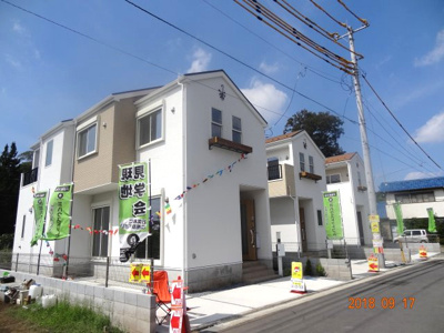 【前面道路含む現地写真】 | さいたま市緑区三室　 新築デザイン住宅全3棟　残1棟 | さいたま市緑区周辺にある物件をお求めの方は「新規公開さいたま市緑区三室　 新築デザイン住宅全3棟」はいかがでしょうか。ハウスドットコムがご案内している物件は、お客様にも満足していただけます。
