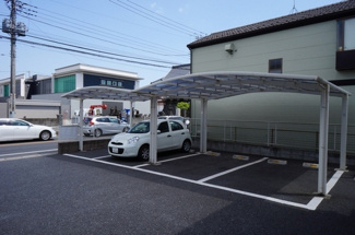 【駐車場】 | 【シャーメゾン】オークヴィレッジ | 屋根付き駐車場は車を大切にする人には嬉しいですね