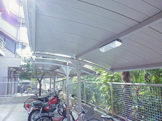 【その他共用部分】 | 敷地内にある屋根付き駐輪場です♪雨が降っても大切な自転車が濡れないのが嬉しい☆駅まで自転車もオススメです！