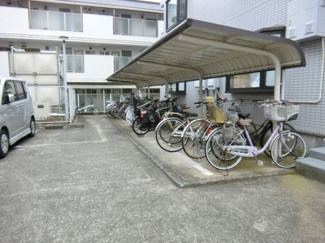 【その他共用部分】 | 屋根付きの駐輪場で雨が降っても大切な自転車が濡れなくてすみますね♪駅から自転車もおすすめです！