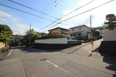 【前面道路含む現地写真】 | 大津市衣川二丁目6-22　庭とびわ湖を楽しむ中古戸建 | 角地の状況を確認いただけます