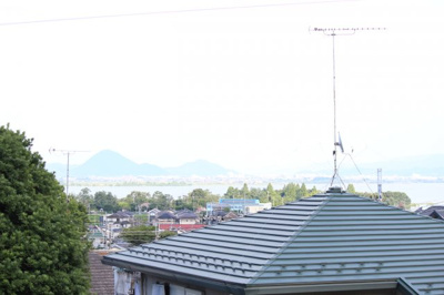 【展望】 | 大津市衣川二丁目6-22　庭とびわ湖を楽しむ中古戸建 | ひな壇で道路・お隣と高低差があり、琵琶湖をパノラマで楽しめます。