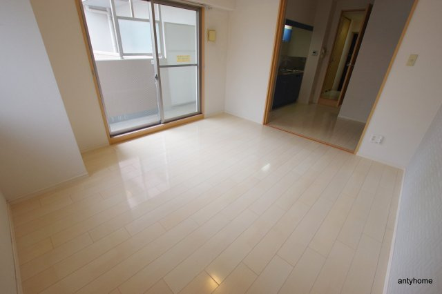 ソルレヴェンテ梅田　仲介手数料無料の居間・リビング