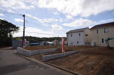 【前面道路含む現地写真】 | MLH石川２丁目４棟-NO.4【条件付売地（土地）】 | 陽当たり良好で、前面道路より高いためプライバシーも守れる住環境です☆湘南台までバスで１１分の湘南台駅圏内の分譲地です☆