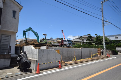 【前面道路含む現地写真】 | MLH石川２丁目４棟-NO.4【条件付売地（土地）】 | 陽当たり良好で、前面道路より高いためプライバシーも守れる住環境です☆湘南台までバスで１１分の湘南台駅圏内の分譲地です☆