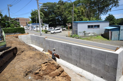 【前面道路含む現地写真】 | MLH石川２丁目４棟-NO.4【条件付売地（土地）】 | 陽当たり良好で、前面道路より高いためプライバシーも守れる住環境です☆湘南台までバスで１１分の湘南台駅圏内の分譲地です☆